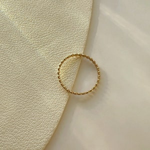 14K Gold Flacher Perlen Kugel Ring, Gehämmerter Stapel Dot Ring, Gold Gefüllter Dünner Ring, stapelbarer geschichteter Ring, zierlicher Alltagsring Minimalist Bild 5