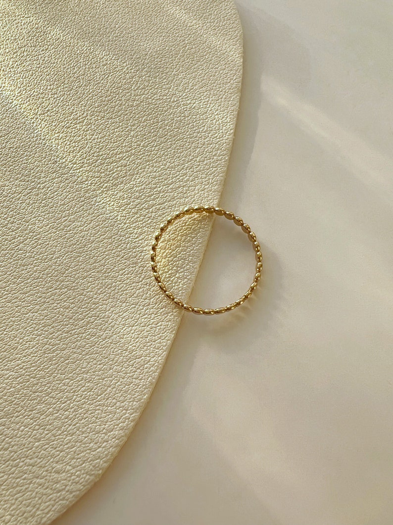 14K Gold Flacher Perlen Kugel Ring, Gehämmerter Stapel Dot Ring, Gold Gefüllter Dünner Ring, stapelbarer geschichteter Ring, zierlicher Alltagsring Minimalist Bild 5