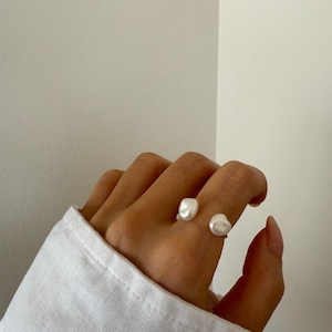Anello con perla d'acqua dolce riempito d'oro 14K, anello con perla delicata regolabile, anello impilabile minimalista, gioielli in oro per tutti i giorni, regalo di Natale per lei