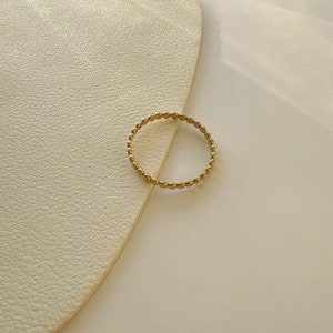 14K Gold Flacher Perlen Kugel Ring, Gehämmerter Stapel Dot Ring, Gold Gefüllter Dünner Ring, stapelbarer geschichteter Ring, zierlicher Alltagsring Minimalist Bild 4