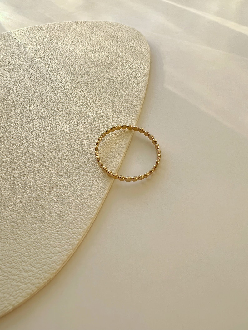 14K Gold Flacher Perlen Kugel Ring, Gehämmerter Stapel Dot Ring, Gold Gefüllter Dünner Ring, stapelbarer geschichteter Ring, zierlicher Alltagsring Minimalist Bild 4