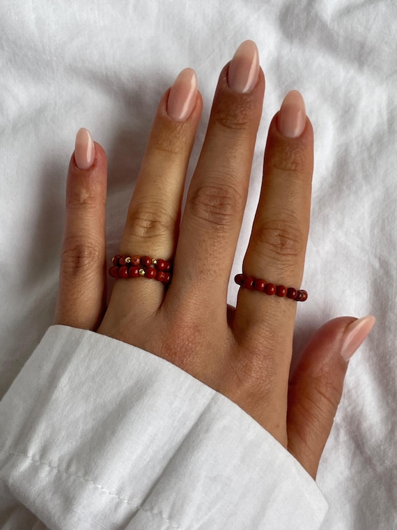 Koralle | Natürlicher Koralle Naturstein Kristall Rot Heilender Ring mit 18K goldenen Akzenten