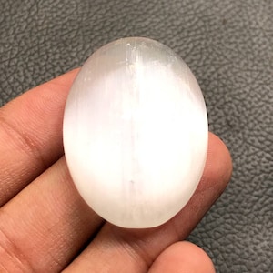 Guérir le Cabochon de Sélénite.. Cabochon ovale... 39x28x6 mm... 52 cts... A#H6681