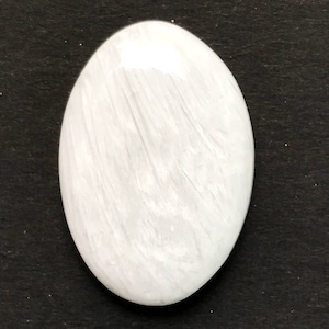 Weißer Scolecite Cabochon... Ovaler Cabochon... 32x22x7 mm... 32 Cts... A#G9839