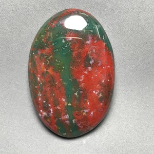 Cabochão de pedra-sangue africana...Cabochão de pedra-sangue...Cabochão oval...35x24x6 mm...43 cts ..A#G9555