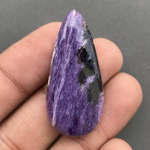 Cabujón de charoita lila...Cabujón de pera...39x18x8 mm...45 cts...#G9277