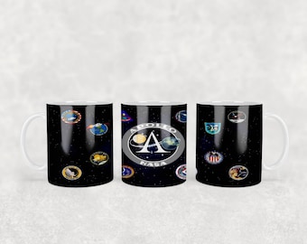 Taza de cerámica del programa Apolo de la NASA con parches de la misión.