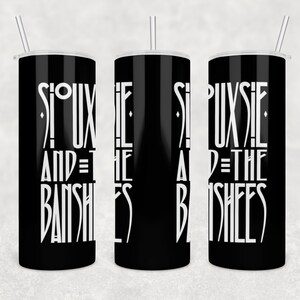 Op de afbeelding: Drie zwarte roestvrijstalen bekers met witte tekst die "Siouxsie and the Banshees" luidt.