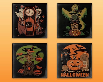 Puede incluir: Cuatro diseños cuadrados en negro y verde con temática de Halloween. El primer diseño presenta un reloj, un ataúd, un fantasma y un esqueleto. El segundo diseño presenta una bruja, un gato, una calavera y una calabaza. El tercer diseño presenta un esqueleto sosteniendo una calabaza. El cuarto diseño presenta un gato negro, una calabaza y una botella de sidra con el texto "Long Live Halloween".