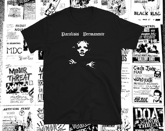 Puede incluir: Camiseta negra con un gráfico blanco de una cara con el texto "Paralisis Permanente" encima de la imagen.