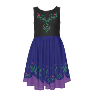 Peut inclure: Une robe sans manches bleu et noir avec une bordure violette. La robe présente un motif floral avec des feuilles vertes et des fleurs roses. Le corsage de la robe est noir avec un motif floral.