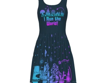 Puede incluir: Un vestido skater azul oscuro con un diseño de horizonte colorido y el texto "I Run the World!". El vestido tiene un diseño sin mangas y una falda acampanada, con un patrón de estrellas y fuegos artificiales.