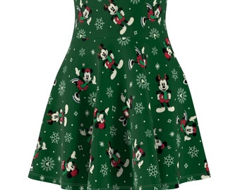 Pode incluir: Uma saia skater verde com um padrão de Natal festivo com o Mickey Mouse patinando no gelo e flocos de neve.