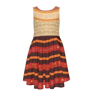 Puede incluir: Un vestido sin mangas con un patrón geométrico marrón, naranja y rojo. La parte superior del vestido es de color marrón claro con un patrón geométrico, y la parte inferior es un patrón de rayas marrones y naranjas con acentos rojos.