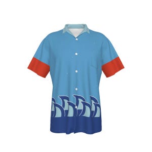 Pode incluir: Uma camisa azul de manga curta com botões, acabamento vermelho nas mangas e um padrão de ondas azuis na parte inferior.