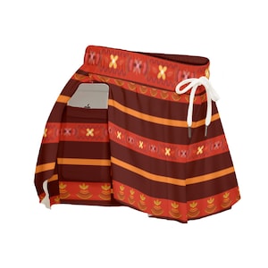 Puede incluir: Shorts deportivos de color rojo y naranja con cordón blanco y bolsillo lateral. Los shorts tienen un diseño geométrico con rayas y motivos florales.