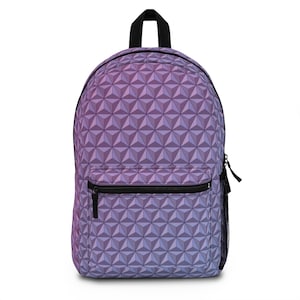 Op de afbeelding: Een geometrisch gepatroneerde rugzak in paars en roze met een zwarte rits en een mesh-zak aan de zijkant.