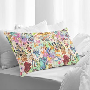 Federa per cuscino con collage di personaggi Disney arcobaleno - Arredamento Disney - Casa Disney - Inserto NON incluso -