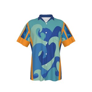 Pode incluir: Uma camisa azul e verde de manga curta com botões e um padrão de ondas. A camisa tem detalhes laranja nas mangas e nas laterais.
