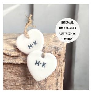 Herzform Keramik-Namensplatz-Hochzeits-Bevorzugungen, personalisierte Hand gestempelte Initialen für Hochzeit-Frühstückstisch, die mit glänzendem Harz beendet werden