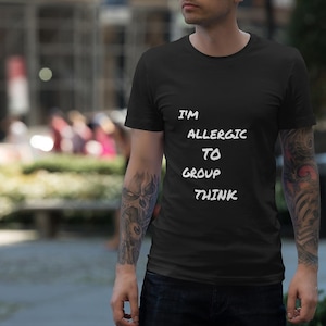 Sono allergico al pensiero di gruppo, maglietta unisex, maglietta con grafica divertente, maglietta anti-pensiero di gruppo, maglietta con dichiarazione, maglietta di protesta