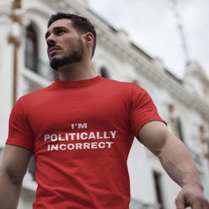 Può includere: Una maglietta rossa con la scritta "I'm Politically Incorrect" stampata in bianco.