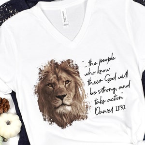 Camiseta cristiana de cuello en V con cabeza de león de Daniel 11:32