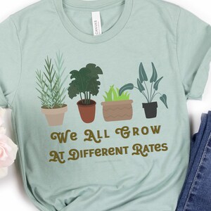 Wir wachsen alle zu unterschiedlichen Raten Lehrer Shirt, spezielle Lehrer-T-Shirts, Shirt Geschenk für Lehrer, Kindergarten, Grundschule, Schulanfang