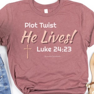 Camiseta "Él Vive", versículo bíblico de Lucas 24:23, regalos cristianos, camiseta cristiana, camiseta cristiana para mujer, camiseta cristiana para educación en casa