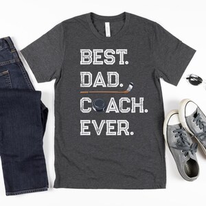 Camiseta "El mejor papá entrenador de la historia", camiseta de entrenador de hockey para el Día del Padre, regalo para papá entrenador. imagen 7