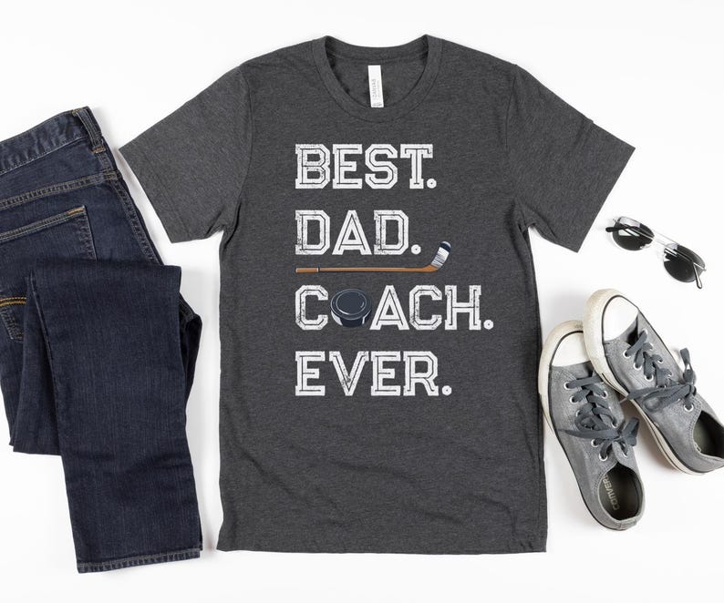 Camiseta "El mejor papá entrenador de la historia", camiseta de entrenador de hockey para el Día del Padre, regalo para papá entrenador. imagen 7