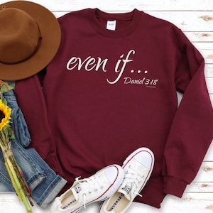 Op de afbeelding: Bordeauxkleurig sweatshirt met de tekst "even if... Daniel 3:18" in wit.