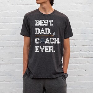 Camiseta "El mejor papá entrenador de la historia", camiseta de entrenador de hockey para el Día del Padre, regalo para papá entrenador. imagen 3