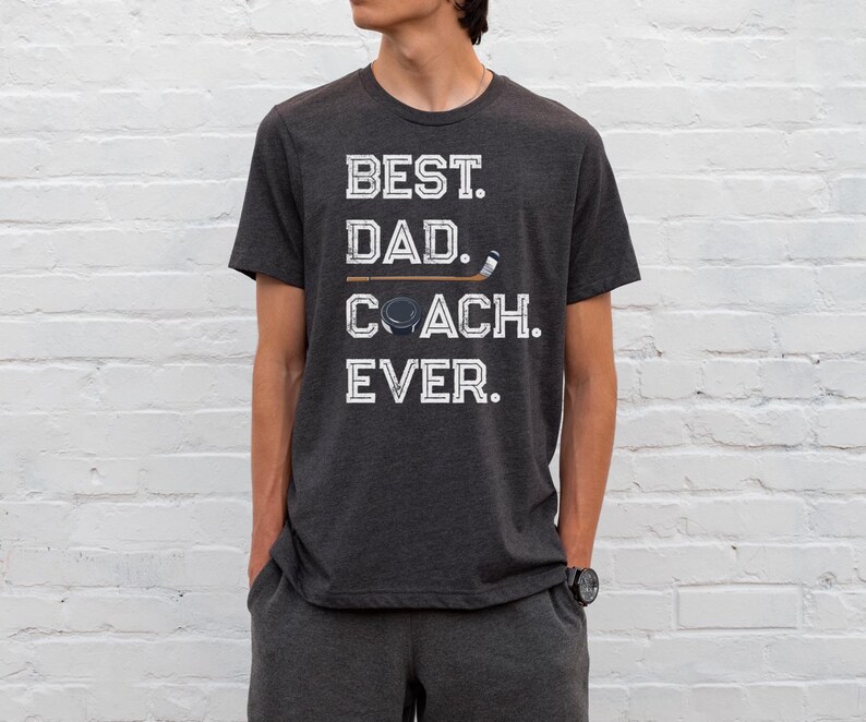 Camiseta "El mejor papá entrenador de la historia", camiseta de entrenador de hockey para el Día del Padre, regalo para papá entrenador. imagen 3