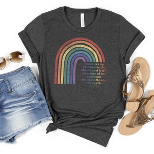 Pu&ograve; includere: Una maglietta grigio scuro melange con un motivo arcobaleno e il testo "Ho posto il mio arcobaleno nelle nuvole, e sar&agrave; segno dell'alleanza tra me e la terra." Genesi 9:13