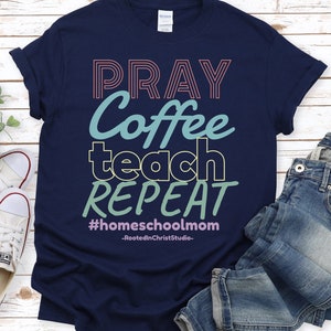 祈り、コーヒー、教える、繰り返すシャツ：ホームスクールママライフTシャツ