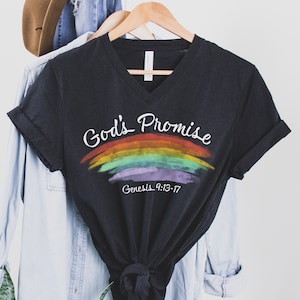 Könnte beinhalten: Schwarzes T-Shirt mit V-Ausschnitt, einem Regenbogen-Motiv und dem Text "God's Promise Genesis 9:13-17".