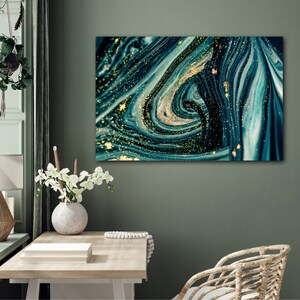 Puede incluir: Impresi&oacute;n de arte abstracto con colores verde azulado y verde que se arremolinan con acentos de purpurina dorada. La impresi&oacute;n tiene un estilo moderno y contempor&aacute;neo.