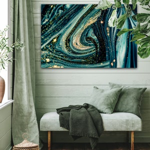 Puede incluir: Impresi&oacute;n de arte abstracto con pintura azul y verde en espiral con detalles de purpurina dorada.