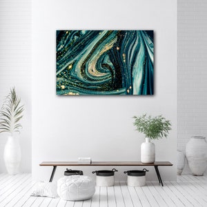 Puede incluir: Impresi&oacute;n de arte abstracto con pintura azul y verde en espiral con detalles de purpurina dorada.