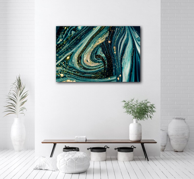 Puede incluir: Impresi&oacute;n de arte abstracto con pintura azul y verde en espiral con detalles de purpurina dorada.