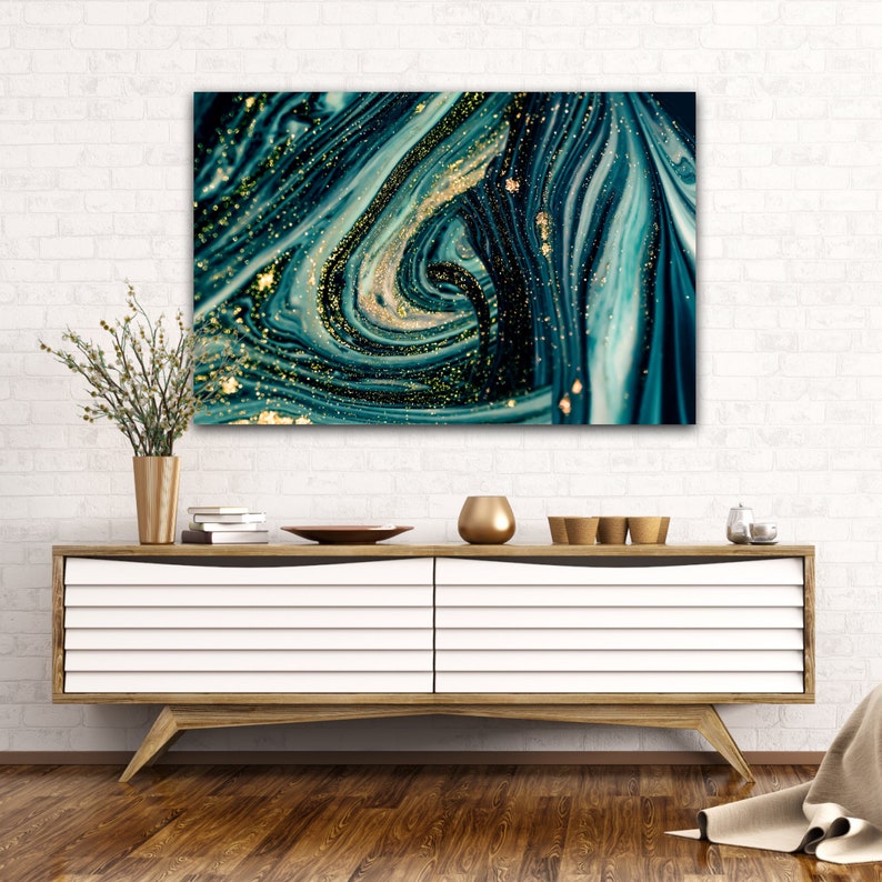 Puede incluir: Impresi&oacute;n de arte abstracto con patrones azules y verdes en espiral y acentos de purpurina dorada.