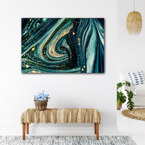 Puede incluir: Impresi&oacute;n de arte abstracto con pintura verde azulada y verde en espiral con detalles de purpurina dorada.