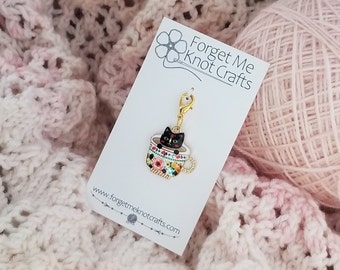 Llavero de gato negro en taza floral • Tirador de cremallera • Accesorio para bolso o agenda