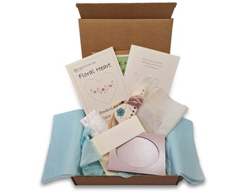 Cozy Floral Heart – DIY Embroidery Note Card Kit – Hand‑Stitched Craft