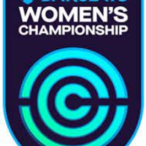 Puede incluir: Logotipo del Campeonato Femenino de Barclays con una C estilizada azul y verde dentro de una forma de escudo con un contorno blanco. El logotipo está sobre un fondo azul oscuro.