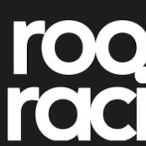 Könnte beinhalten: Schwarzweißes Grafik mit dem Text "No room for racism" in fetten, weißen Buchstaben.