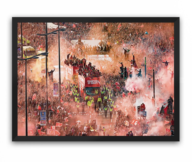 K&ouml;nnte beinhalten: Ein roter Doppeldeckerbus mit der Aufschrift "Champions of Europe" f&auml;hrt durch eine jubelnde Menschenmenge. Die Menge schwenkt Fahnen und wirft rote Rauchbomben.