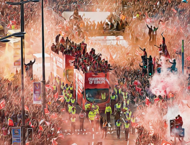K&ouml;nnte beinhalten: Ein roter Doppeldeckerbus mit der Aufschrift "Champions of Europe" an der Seite ist von einer gro&szlig;en Menge Menschen umgeben, die feiern. Der Bus ist mit roten und wei&szlig;en Flaggen und Girlanden geschm&uuml;ckt. Die Menge jubelt und schwenkt Flaggen. Es gibt viel Rauch und Konfetti in der Luft.