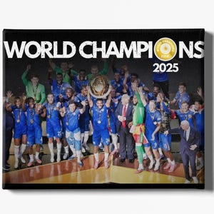 Puede incluir: Impresión en lienzo que muestra a un equipo con uniformes azules celebrando. El texto "WORLD CHAMPIONS" está encima de "2025" y un emblema dorado. La imagen captura un momento de triunfo y espíritu de equipo.